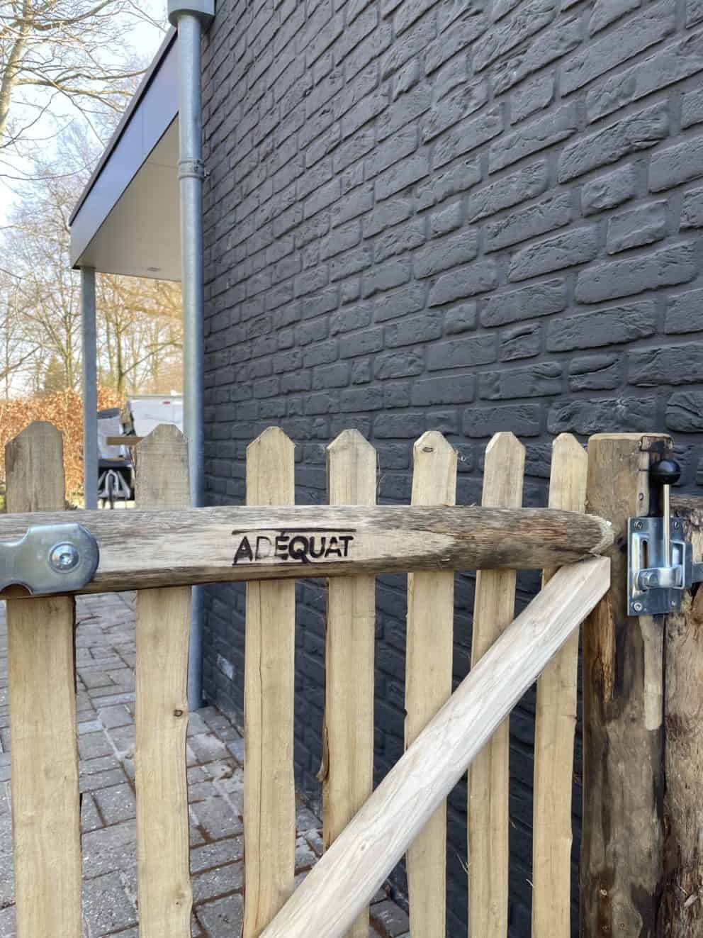 Franse rondhoutpoort van 100 cm bij 100 cm als toegang naar de tuin aan de zijkant van de woning. - Adequat