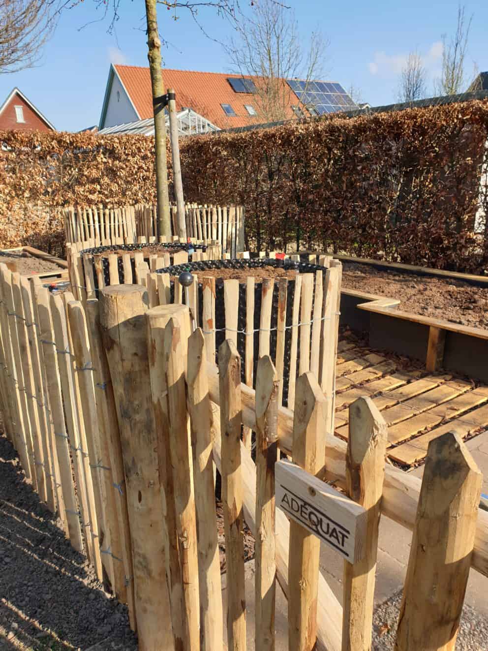 Franse rondhoutpoort van 100 cm hoog en 80 cm breed als toegang naar een moestuin