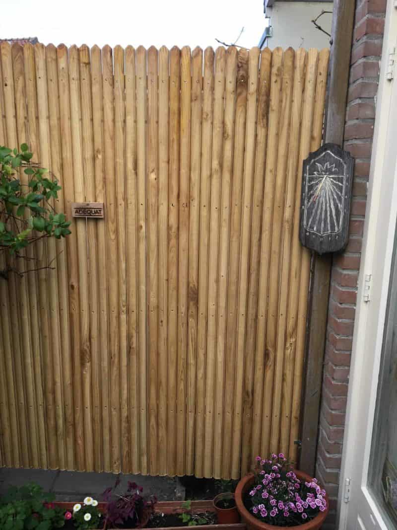 Kastanjescherm van 190 cm breed bij 175 cm hoog als privacy scherm in de tuin.