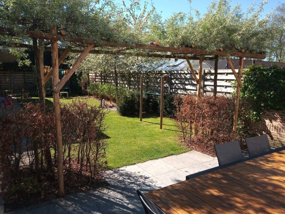 Pergola van kastanjehouten palen 7-9 cm en kastanje palen 4-6 cm