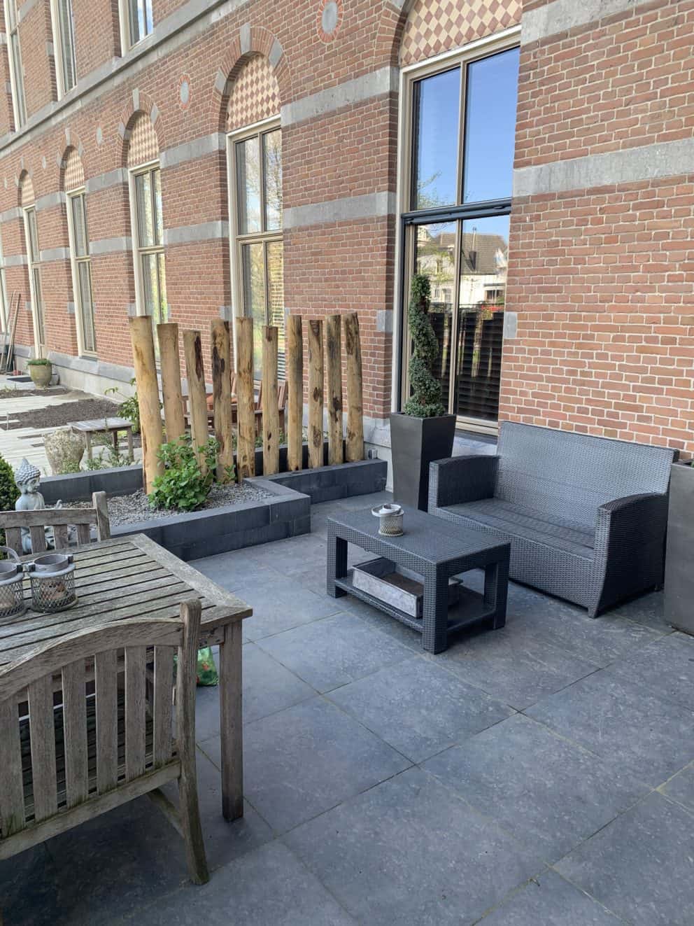 Speelse afscherming van kastanje paal 175 cm lang, diam. 13-16 cm, gepunt