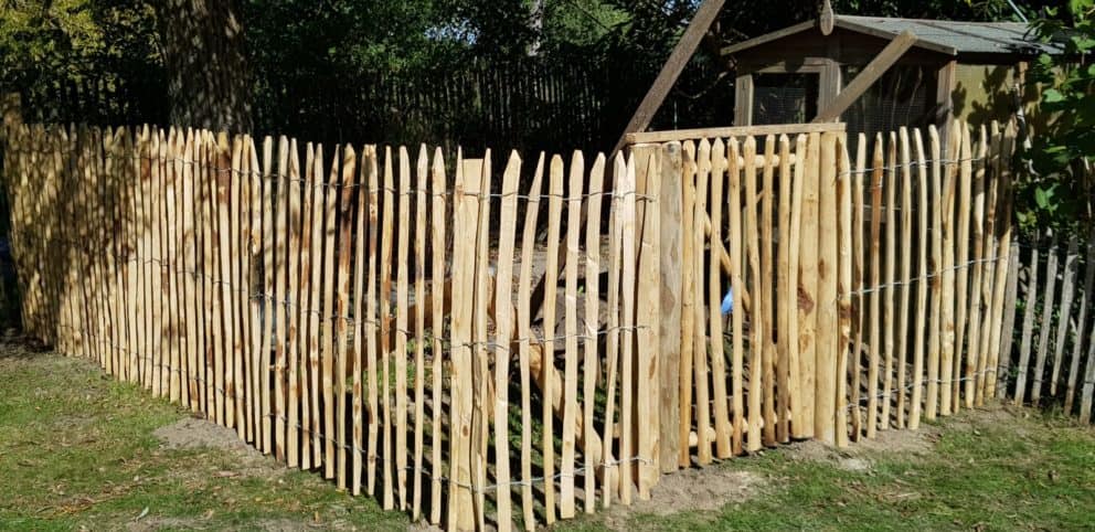 Kastanjehouten schapenhek 120 cm en een latafstand van 4 cm met een rondhoutpoort van 120 cm hoog Adequat