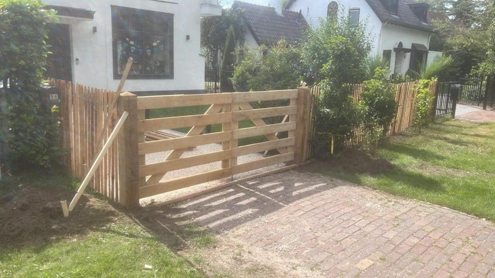 boerenplankpoort kastanje dubbel als afsluiting voor een huis