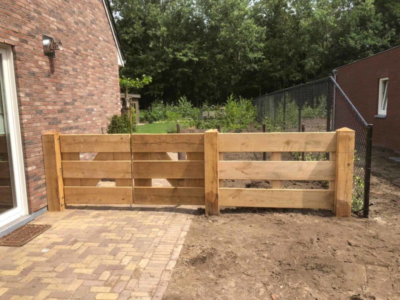 Eiken dubbele boerenlandhek met brede planken op maat gemaakt door Adéquat van 110 cm hoog en 100 cm breed.