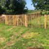 Twee keer een enkele Franse rondhoutpoort van 120 cm hoog bij 120 cm breed naast elkaar geplaatst tussen schapenhek als omheining bij een moestuin