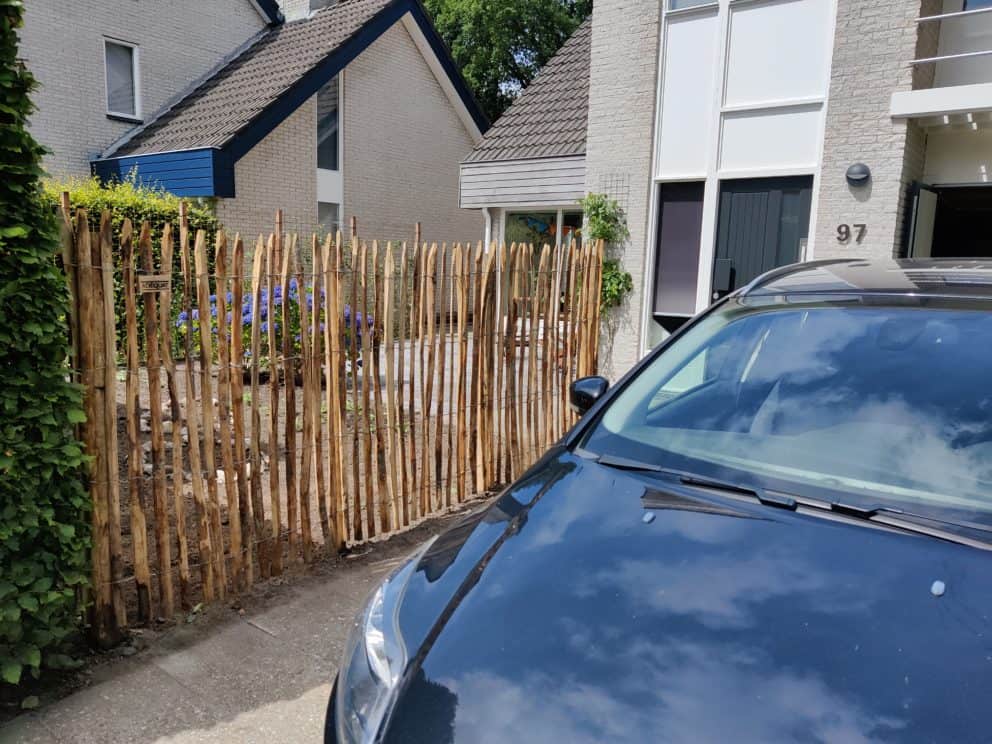 Frans schapenhek van kastanjehout met een hoogte van 150 cm en een latafstand van 4 cm