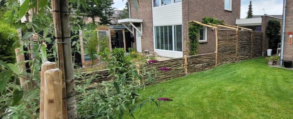 Hazelaarscherm somme 180 en somme 4 als afrastering in de tuin. kastanjepaal van 7-9, 200 cm, 20 cm en 250 cm halfrond gebruikt tussenin de schermen