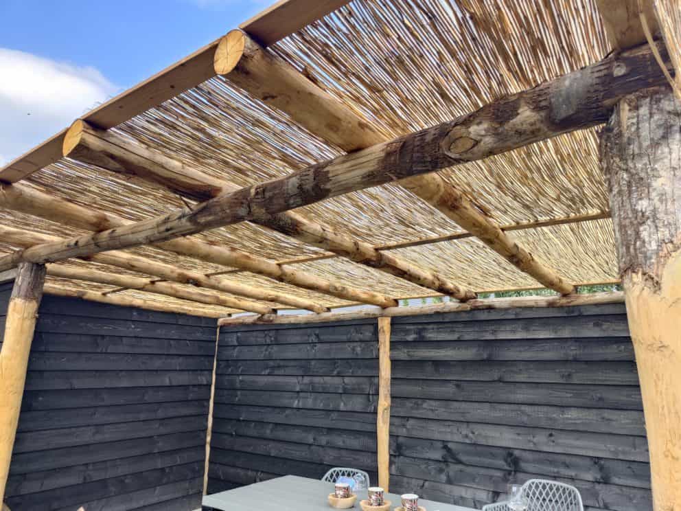 Pergola gemaakt van kastanje palen 13-16 cm en kastanje palen 10-12 cm in diverse afmetingen!