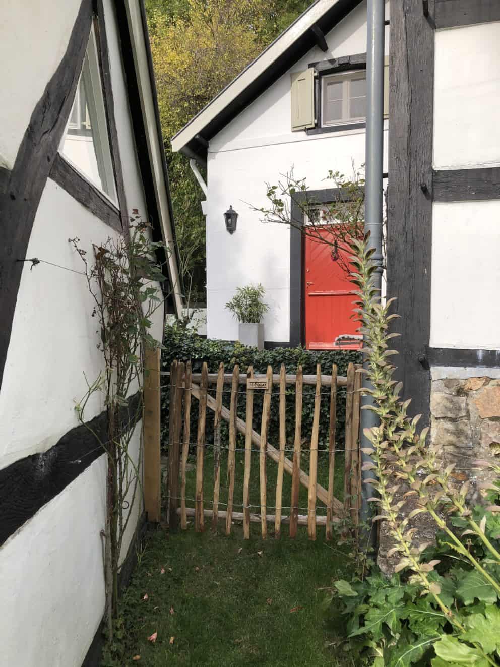 Franse Raamwerkpoort van 100 hoog bij 120 cm breed, met schapenhek van 100 cm hoog er op.