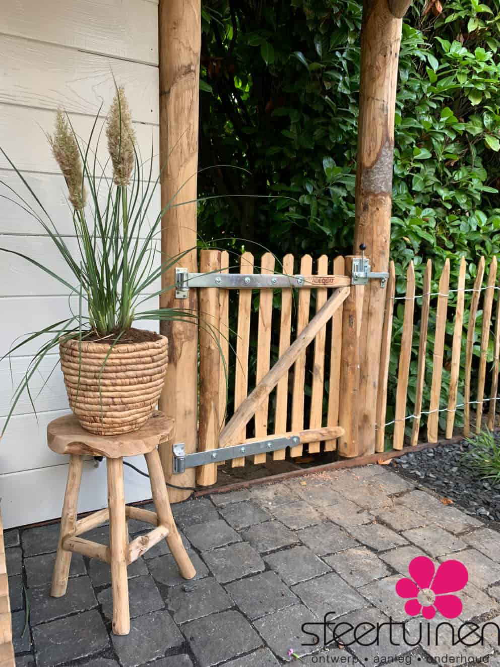 Franse rondhoutpoort van 70 cm breed bij 80 cm hoog als klein doorgang aan de zijkant van een tuin.