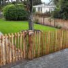 Robinia schapenhek Adéquat 80 cm met een latafstand van 4 cm met een Franse rondhoutpoort van 80 cm hoog en 80 cm breed