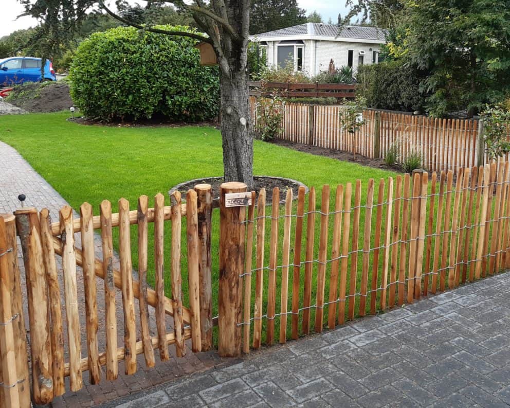 Robinia schapenhek Adéquat 80 cm met een latafstand van 4 cm met een Franse rondhoutpoort van 80 cm hoog en 80 cm breed