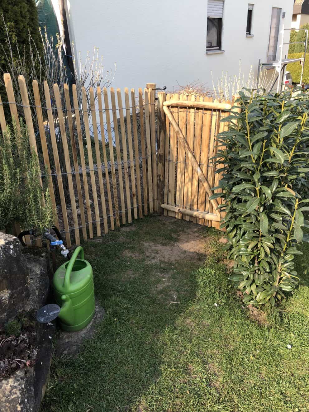 Raamwerkpoort van 120 cm breed bij 120 cm hoog met robinia latten en robinia schapenhek in de hoogte 120 cm met latafstand 4 cm.