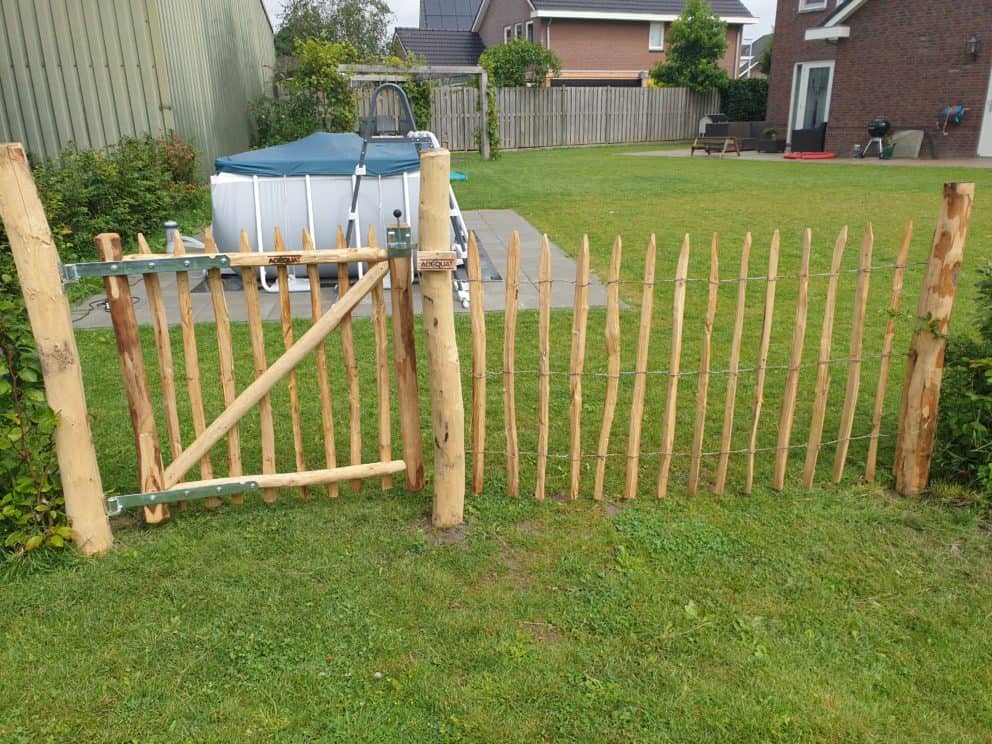 Frans Schapenhek van 100 cm met latafstand 8 cm met een Franse raamwerkpoort van 100 cm bij 100 cm