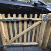 Franse rondhoutpoort van kastanje van 80 cm hoog en 90 cm breed als toegang naast de oprit.