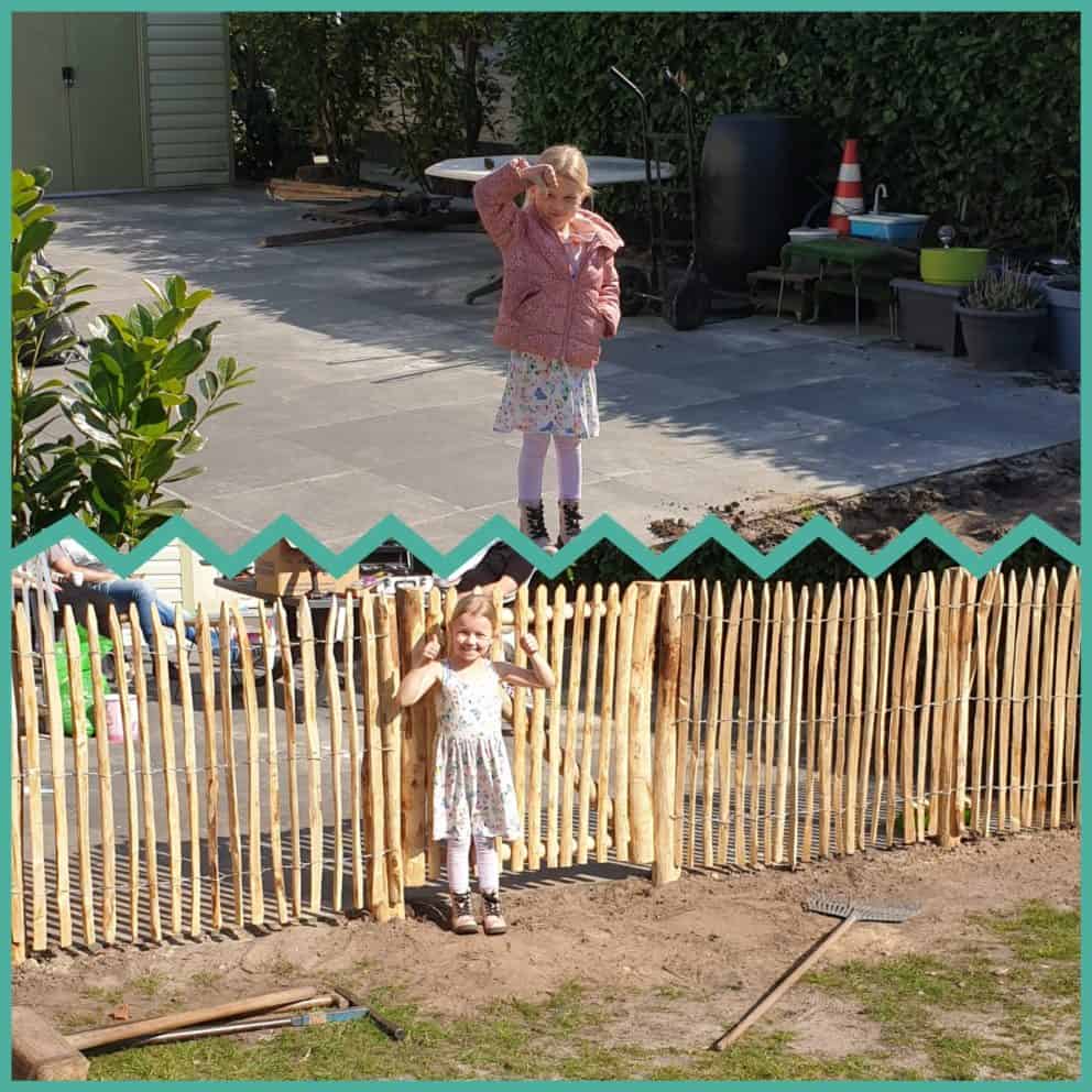 Before en after foto van het plaatsen van een franse rondhoutpoort van 100 cm hoog en schapenhek van 100 cm met een latafstand van 2 cm.