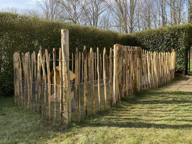 Frans Schapenhek 100 cm en een latafstand van 10 cm en een rondhoutpoort van 80 cm breed en 100 cm hoog Adequat