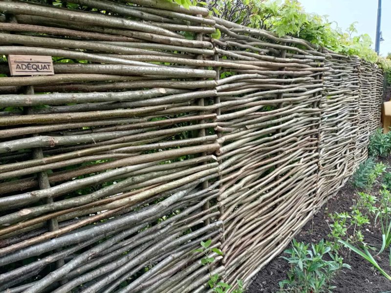 Hazelaarscherm Somme 180 tuinafscheiding in groene tuin.