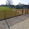 Franse rondhoutpoort van 100 cm breed en 120 cm hoog als afscheiding in de tuin tussen schapenhek geplaatst van robinia in de afmeting 120 cm met een latafstand van 4 cm
