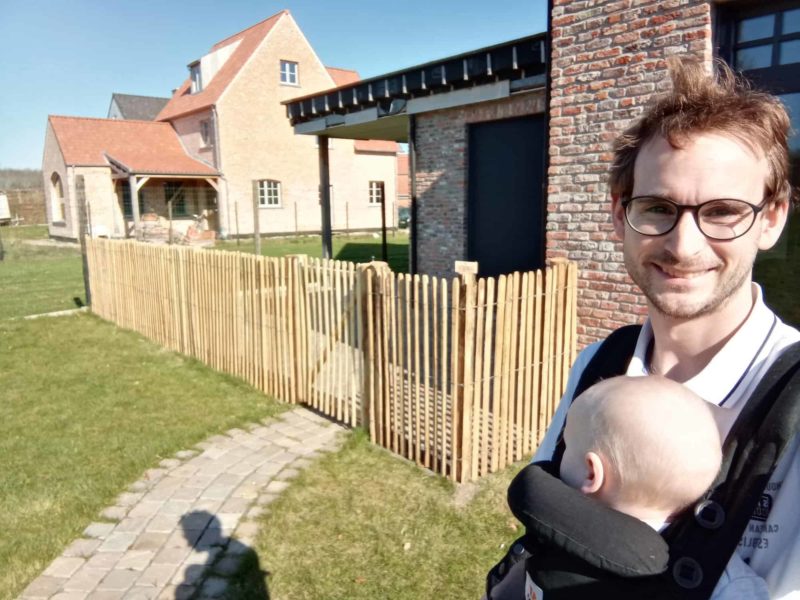 Franse rondhoutpoort van 100 cm breed en 120 cm hoog geplaatst voor een huis tussen schapenhek van 120 cm hoog met een latafstand van 4 cm.