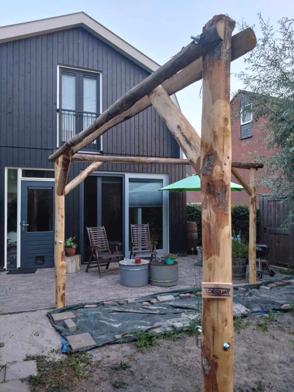 Pergola gemaakt van: kastanjepaal diameter 13-16 met een lengte van 350 cm, kastanjepaal 10-12 cm met een lengte van 200 cm en een halfronde paal 10-12 cm van 400 cm.