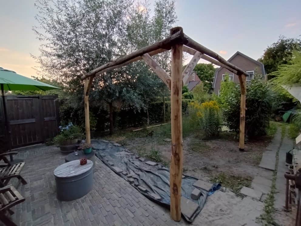 Pergola gemaakt van: kastanjepaal diameter 13-16 met een lengte van 350 cm, kastanjepaal 10-12 cm met een lengte van 200 cm en een halfronde paal 10-12 cm van 400 cm.