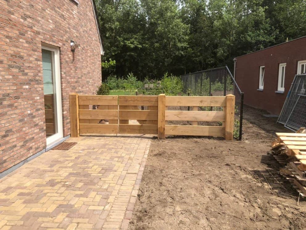 Eiken boerenlandhek met brede planken op maat gemaakt door Adéquat van 110 cm hoog en 100 cm breed.