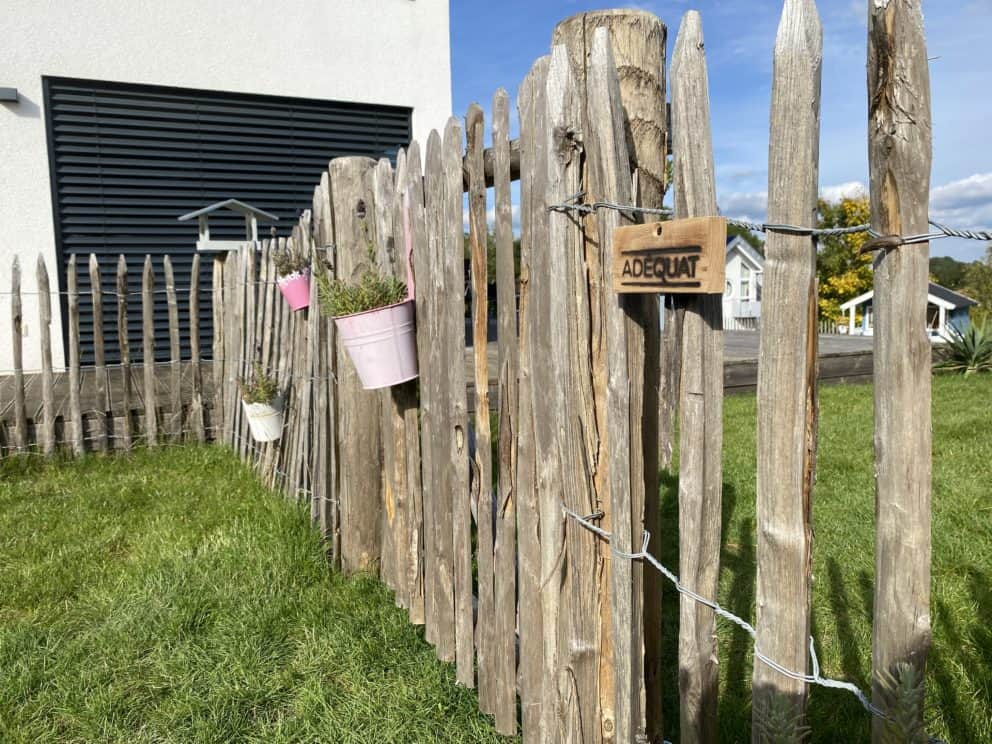 Franse rondhoutpoort van 100 cm hoog bij 100 cm breed als toegangspoort in een tuin.