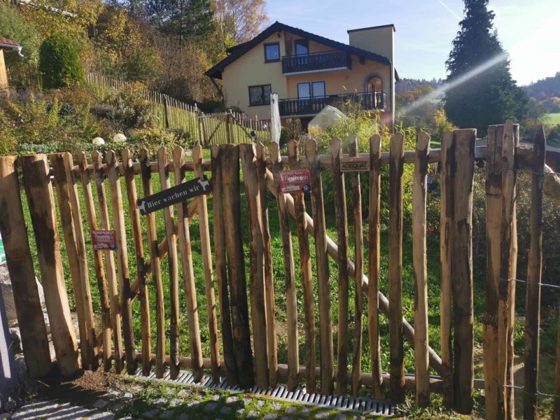 Dubbele franse rondhoutpoort van 120 cm hoog per poortdeel en 100 cm breed gebruikt als afscheiding en toegang bij een Duitse woning.