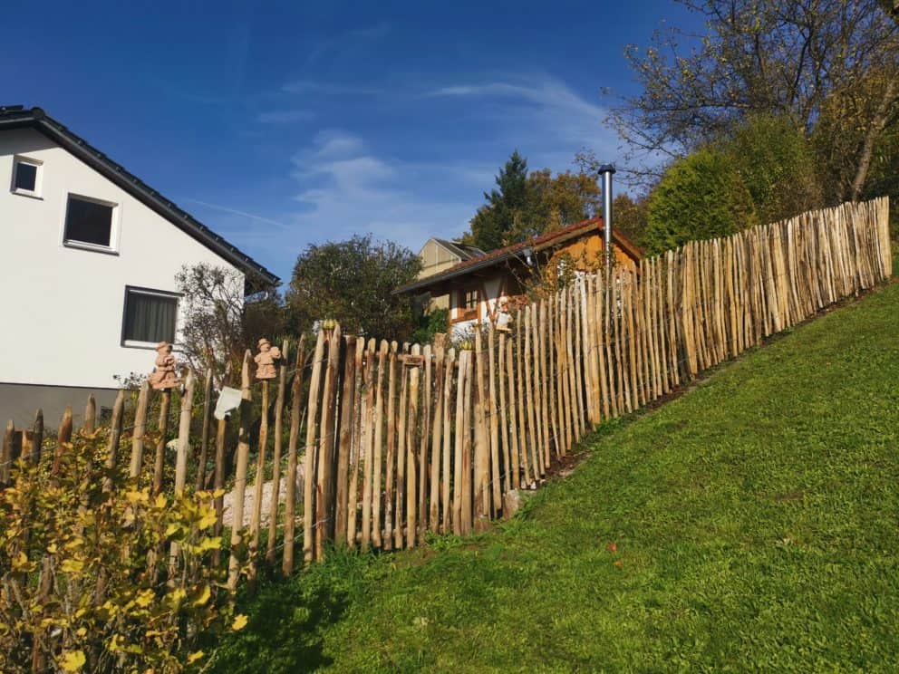 Schapenhek 120 cm en een latafstand van 6 cm met een dubbele rondhoutpoort van 100 cm breed en 120 cm hoog per poortdeel Adequat