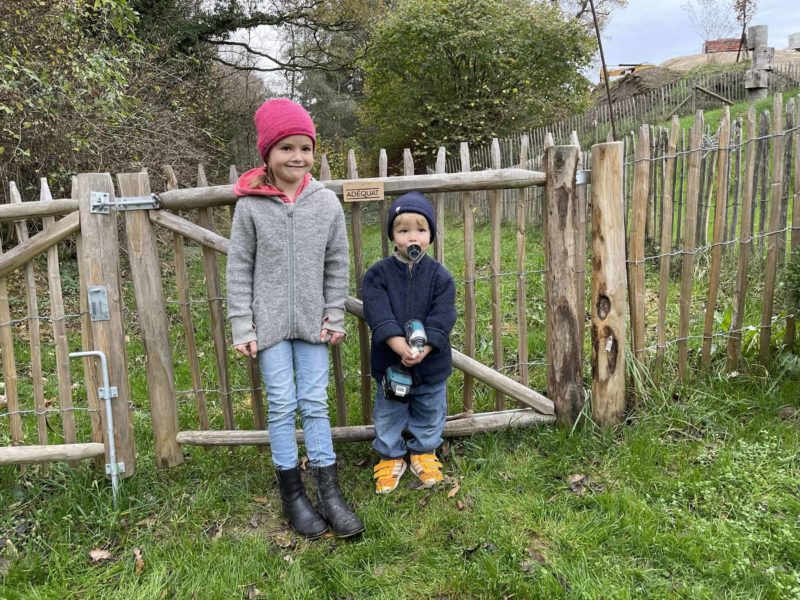 Dubbele kastanje franse raamwerkpoortvan 100 cm hoog per poortdeel en 150 cm breed gebruikt als toegang in een tuin in Duitsland