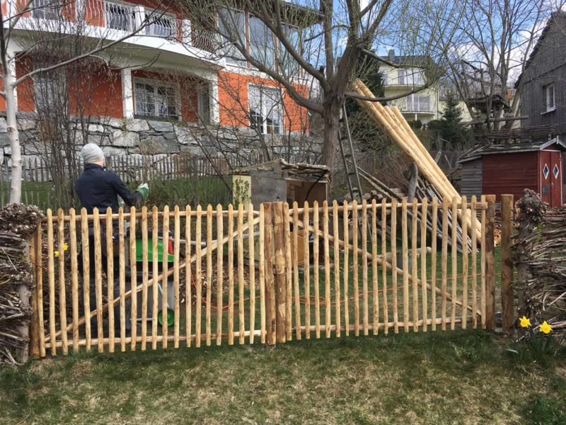 Dubbele kastanje franse rondhoutpoort van 120 cm per poortdeel en 200 cm breed als toegangspoort in de tuin.