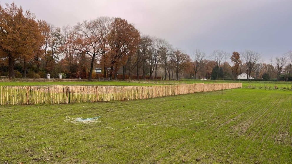 Schapenhek van 100 cm hoog met latafstand 4 cm met een dubbele raamwerkpoort van 150 cm breed bij 100 cm hoog en kastanjepalen 7/9 van 175 cm lang.