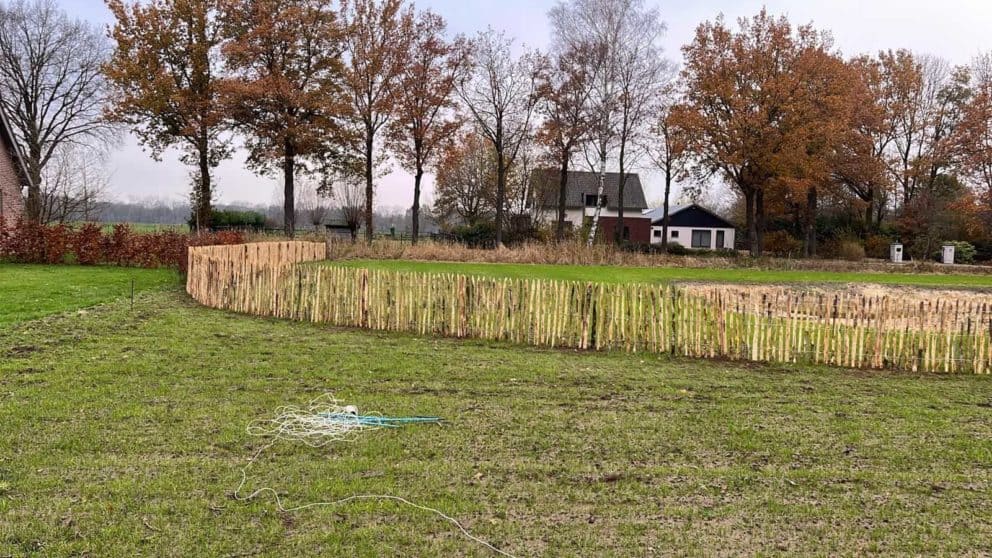 Schapenhek van 100 cm hoog met latafstand 4 cm met een dubbele raamwerkpoort van 150 cm breed bij 100 cm hoog en kastanjepalen 7/9 van 175 cm lang.