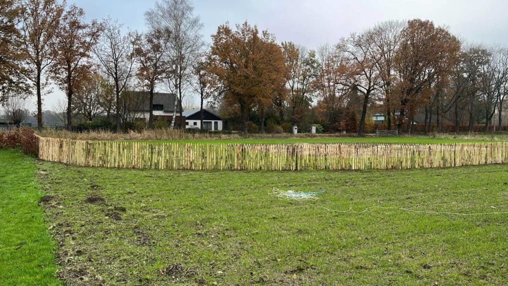 Schapenhek van 100 cm hoog met latafstand 4 cm met een dubbele raamwerkpoort van 150 cm breed bij 100 cm hoog en kastanjepalen 7/9 van 175 cm lang.