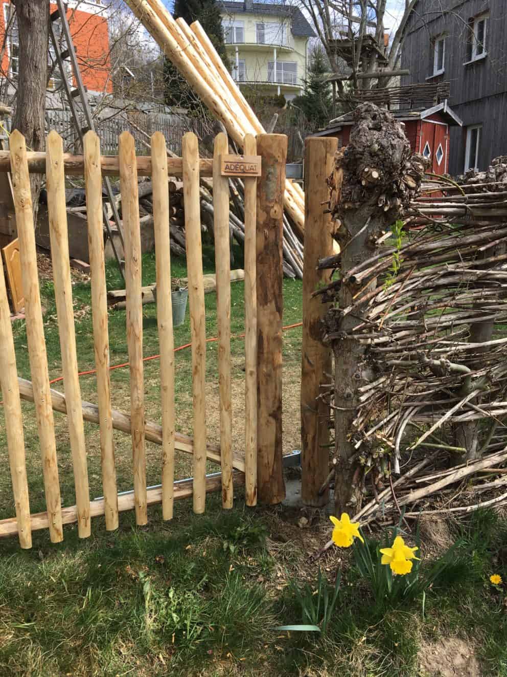 Dubbele kastanje franse rondhoutpoort van 120 cm per poortdeel en 200 cm breed als toegangspoort in de tuin.