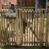 Dubbele franse rondhoutpoort van 120 cm hoog en 80 cm breed als afscheiding voor een honden tuin.