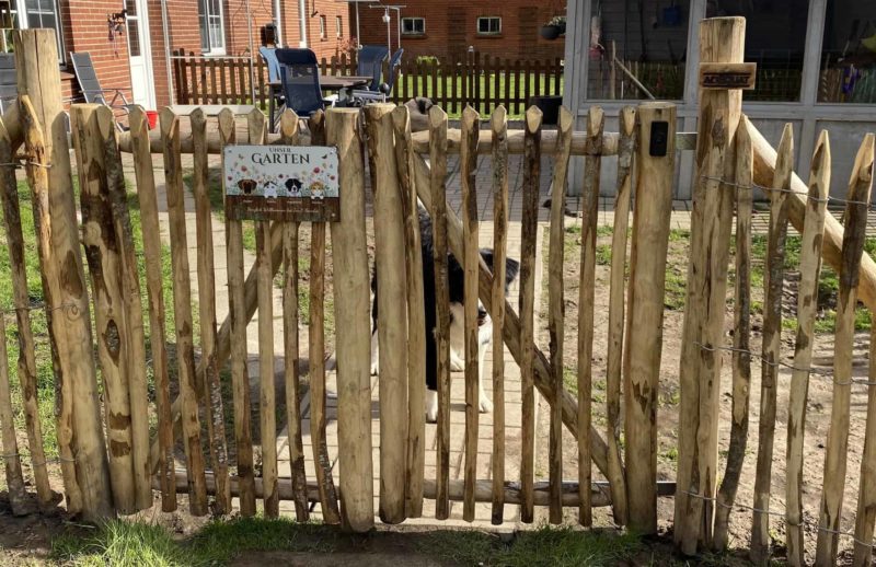 Dubbele franse rondhoutpoort van 120 cm hoog en 80 cm breed als afscheiding voor een honden tuin.