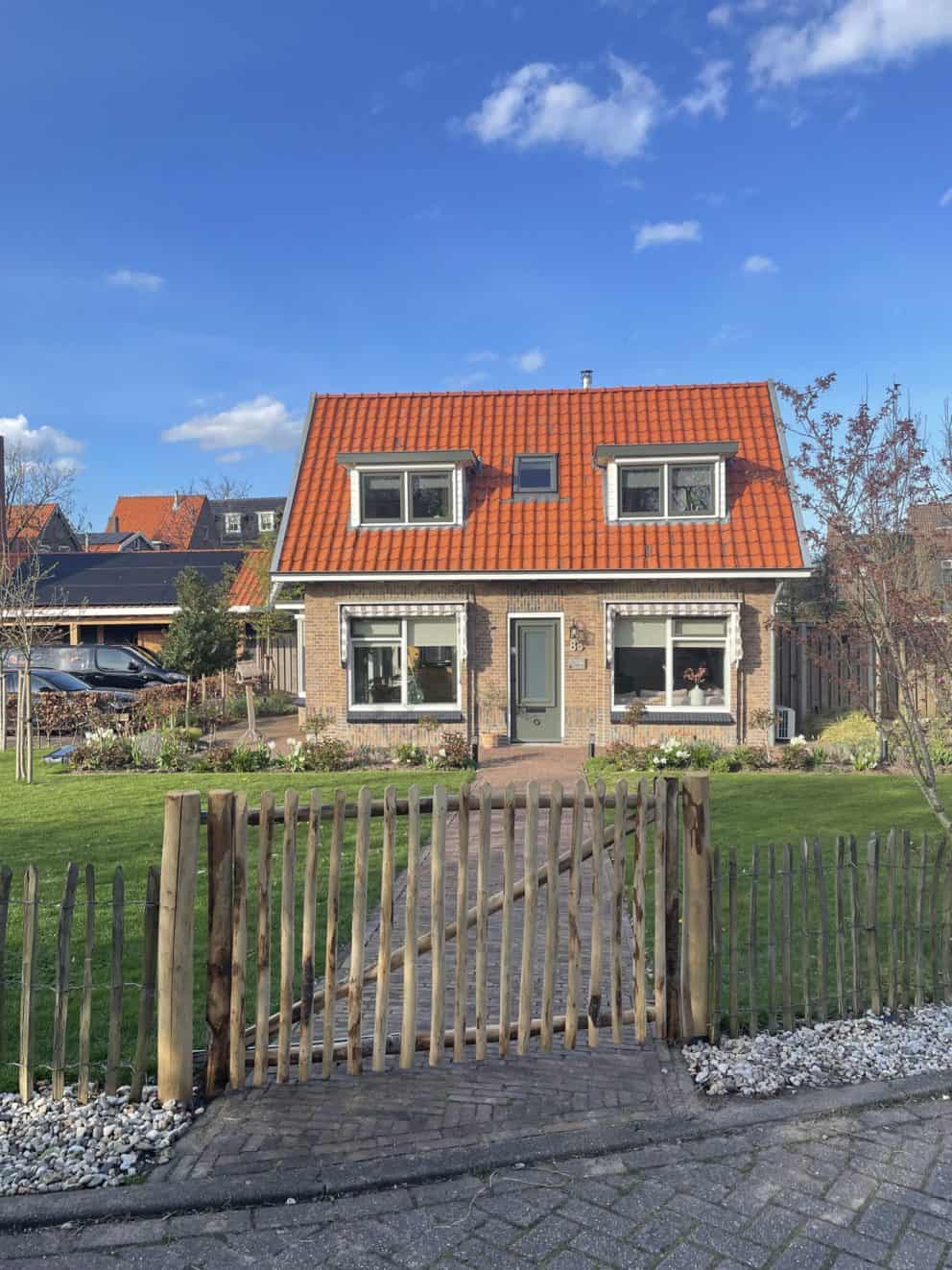 Linksdraaiende Franse rondhoutpoort van 180 cm breed en 100 cm hoog als toegangspoort in de voortuin van een huis.