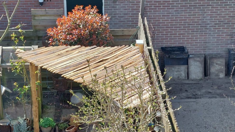 Pergola van Kastanjehouten palen 7-9 en Frans schapenhek 200 cm met latafstand 2 cm op maat gezaagd door de klant