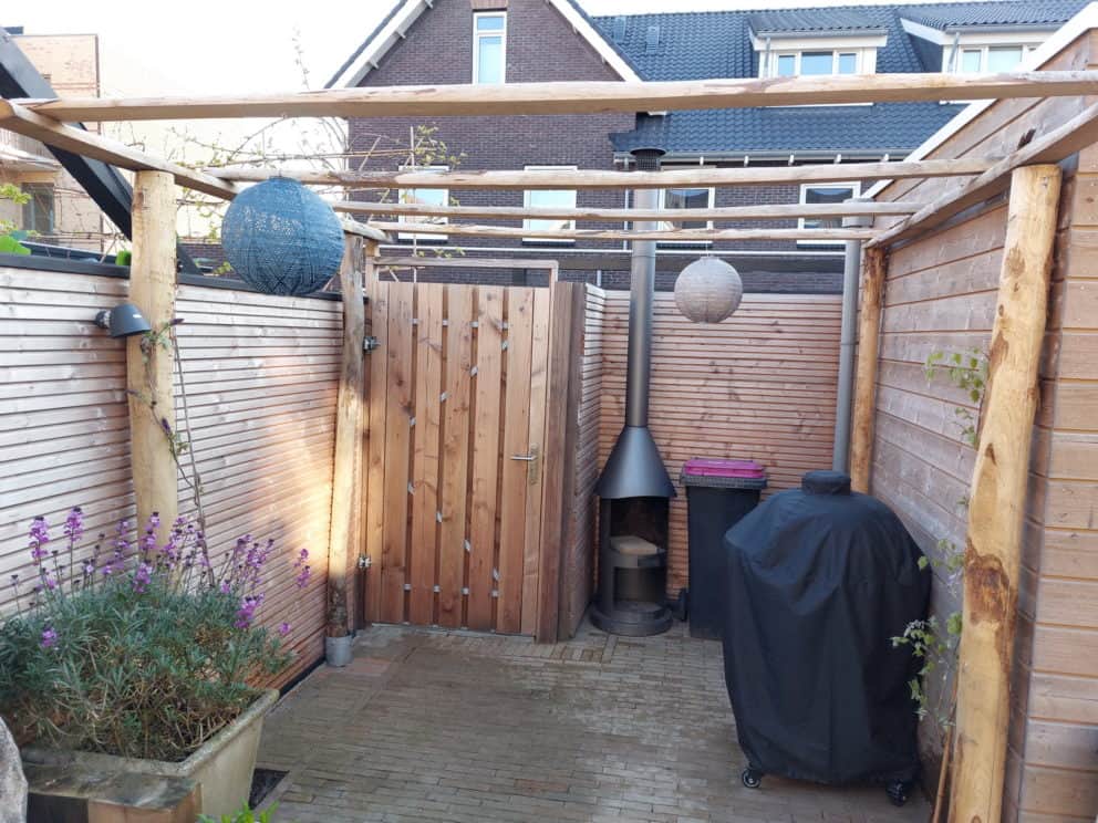 Pergola van kastanjehouten palen met een diameter van 10-12 cm rond voor de staanders en halfrond voor de liggers