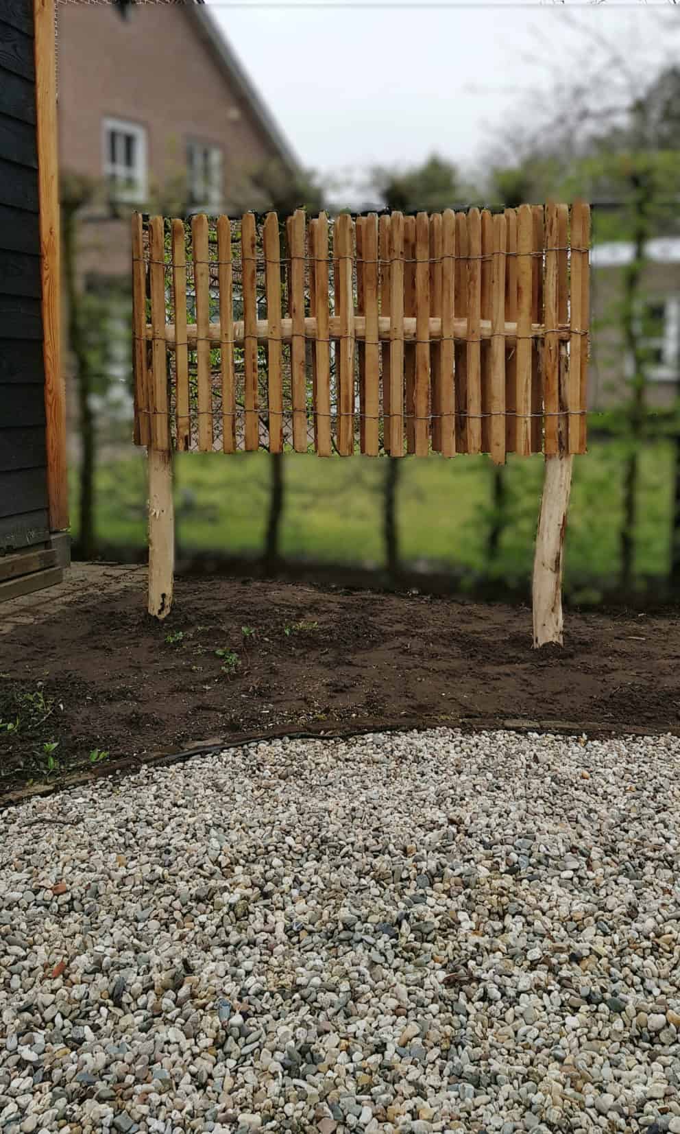 Privacy scherm, gemaakt van robinia hekwerk 80 cm H met latafstand 4 cm