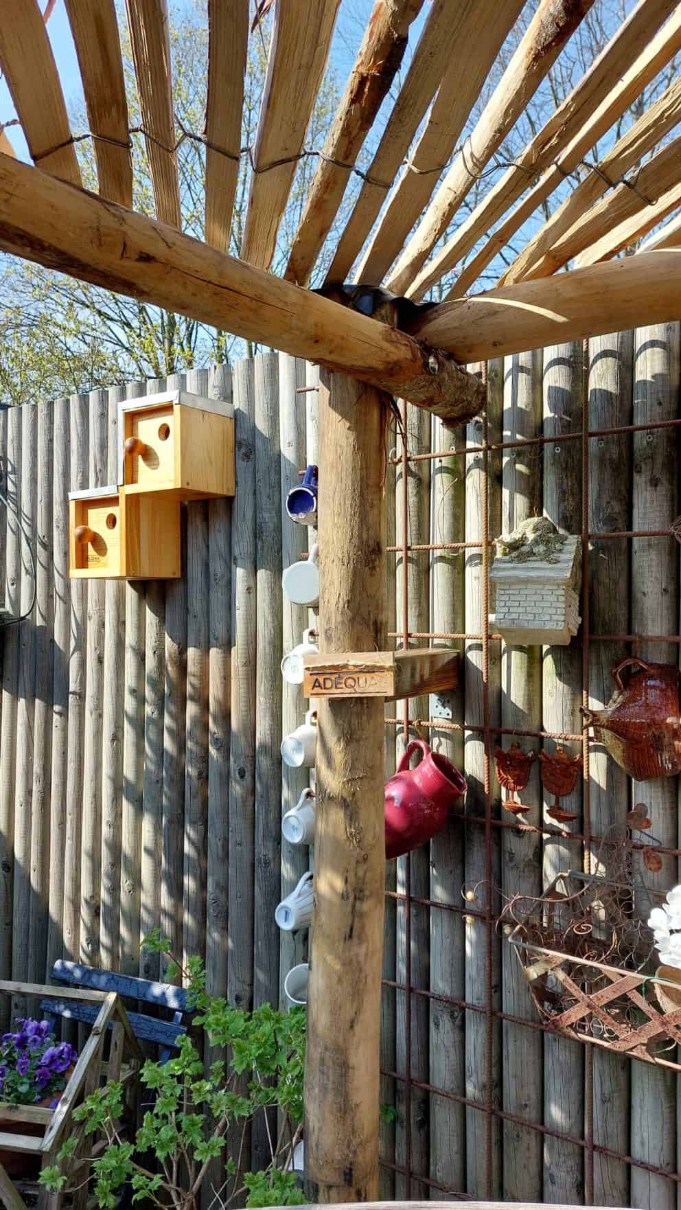 Sfeervolle pergola van Kastanjehouten palen 7-9 en Frans schapenhek 200 cm met latafstand 2 cm