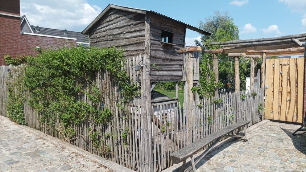 Frans schapenhek van 100 cm hoog met een latafstand van 4 cm in combinatie met hekwerk van 175 cm hoog en een latafstand van 2 cm. Dit hekwerk wordt gebruikt als afscheiding bij een kippenhok en het hekwerk is mooi natuurlijk vergrijsd daar het al 7 jaar in de tuin staat.