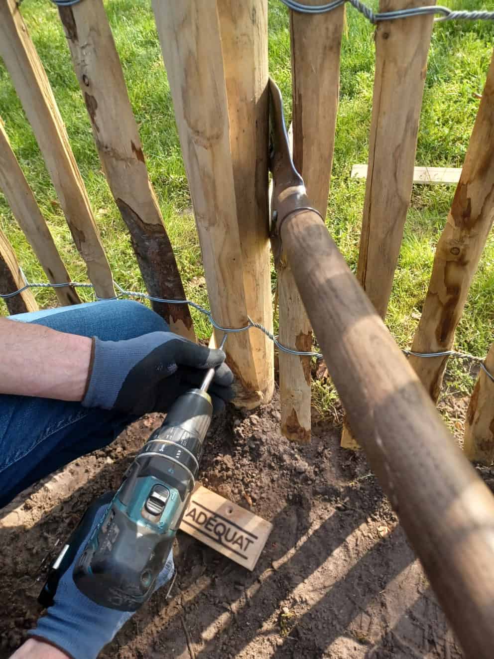 Op de foto is te zien hoe het opspannen van frans schapenhek in zijn werking gaat. Er is gebruik gemaakt van schapenhek van 100 cm hoog met een latafstand van 4 cm.