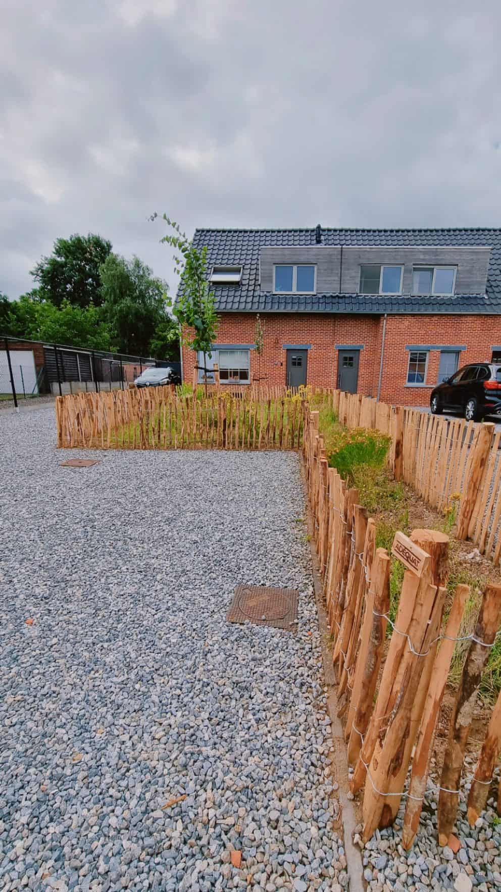 Frans schapenhek van 80 cm hoog met een latafstand van 6 cm en kastanjepalen in de maten 150/160 cm lang in de diameters 7/9 en 10/12 als bloemenweide voor bijen en vlinders