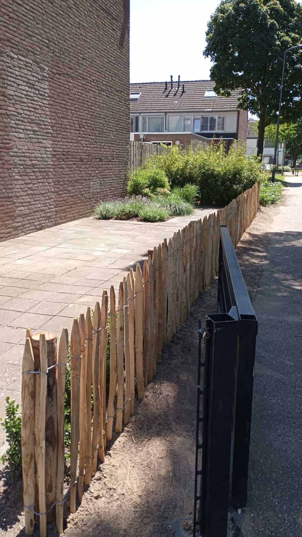 Schapenhek van 80 cm hoog met een latafstand van 4 cm gebruikt als afrastering bij de oprit.