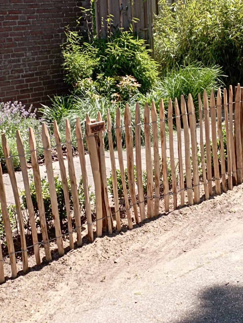 Schapenhek van 80 cm hoog met een latafstand van 4 cm gebruikt als afrastering bij de oprit.