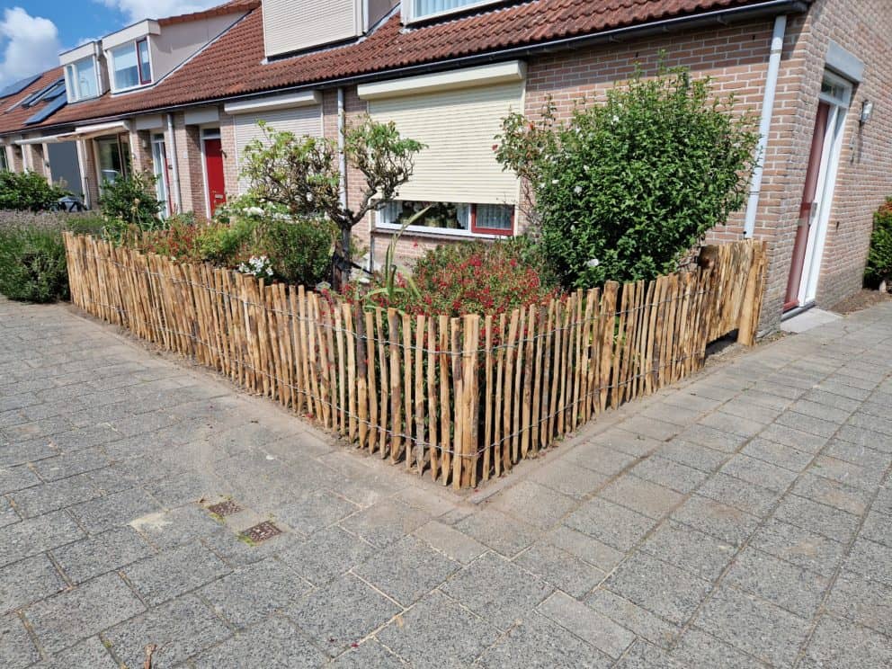 Frans schapenhek van 80 cm hoog met een latafstand van 4 cm met kastanje palen van 150/160 cm lang en een diamter van 7/9 cm met twee Franse rondhoutpoorten met de afmetingen 100 breed bij 80 cm hoog en 120 breed bij 80 cm hoog als omheining en doorgang rondom huis en tuin.