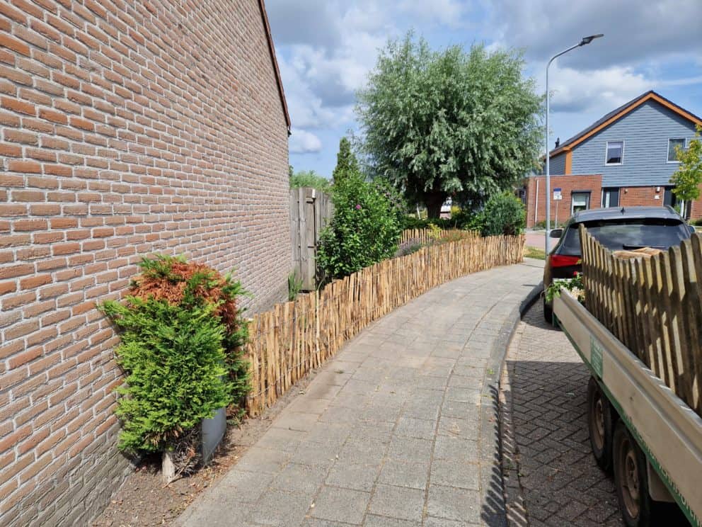 Frans schapenhek van 80 cm hoog met een latafstand van 4 cm met kastanje palen van 150/160 cm lang en een diamter van 7/9 cm met twee Franse rondhoutpoorten met de afmetingen 100 breed bij 80 cm hoog en 120 breed bij 80 cm hoog als omheining en doorgang rondom huis en tuin.